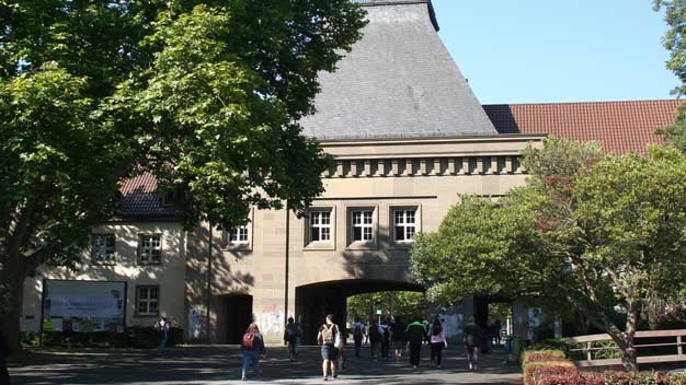 Der Eingang der Universität Mainz - das Forum
